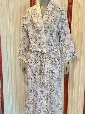 Eileen West White Cotton Robe Blue Floral Embroidery & Ruffles Size Large